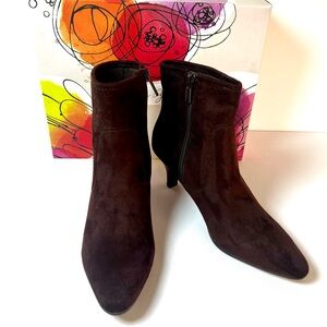 NIB • Amelia Grace • Women’s Faux Suede Side Zip Ankle Bootie • Size 6M • Brown